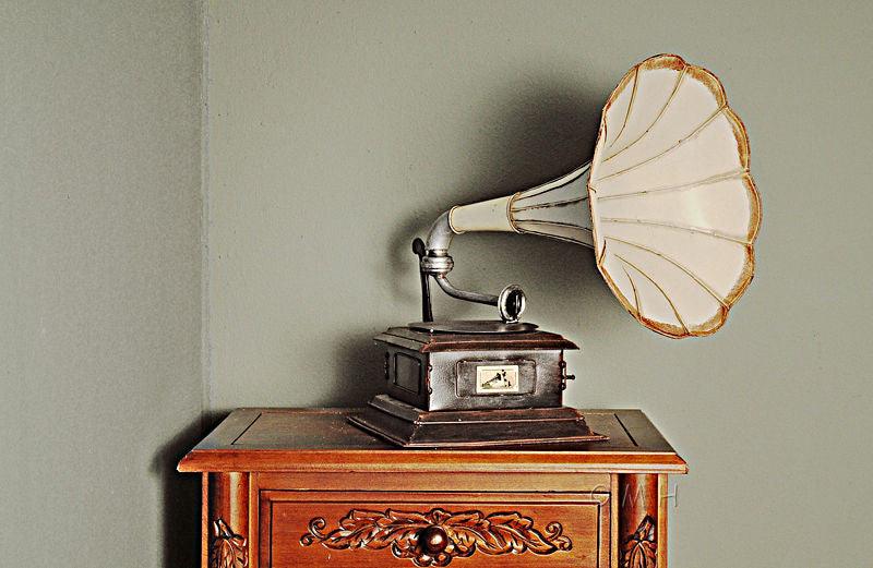 1911 HMV Gramophone Monarch Display Model V Horn - Medieval Replicas